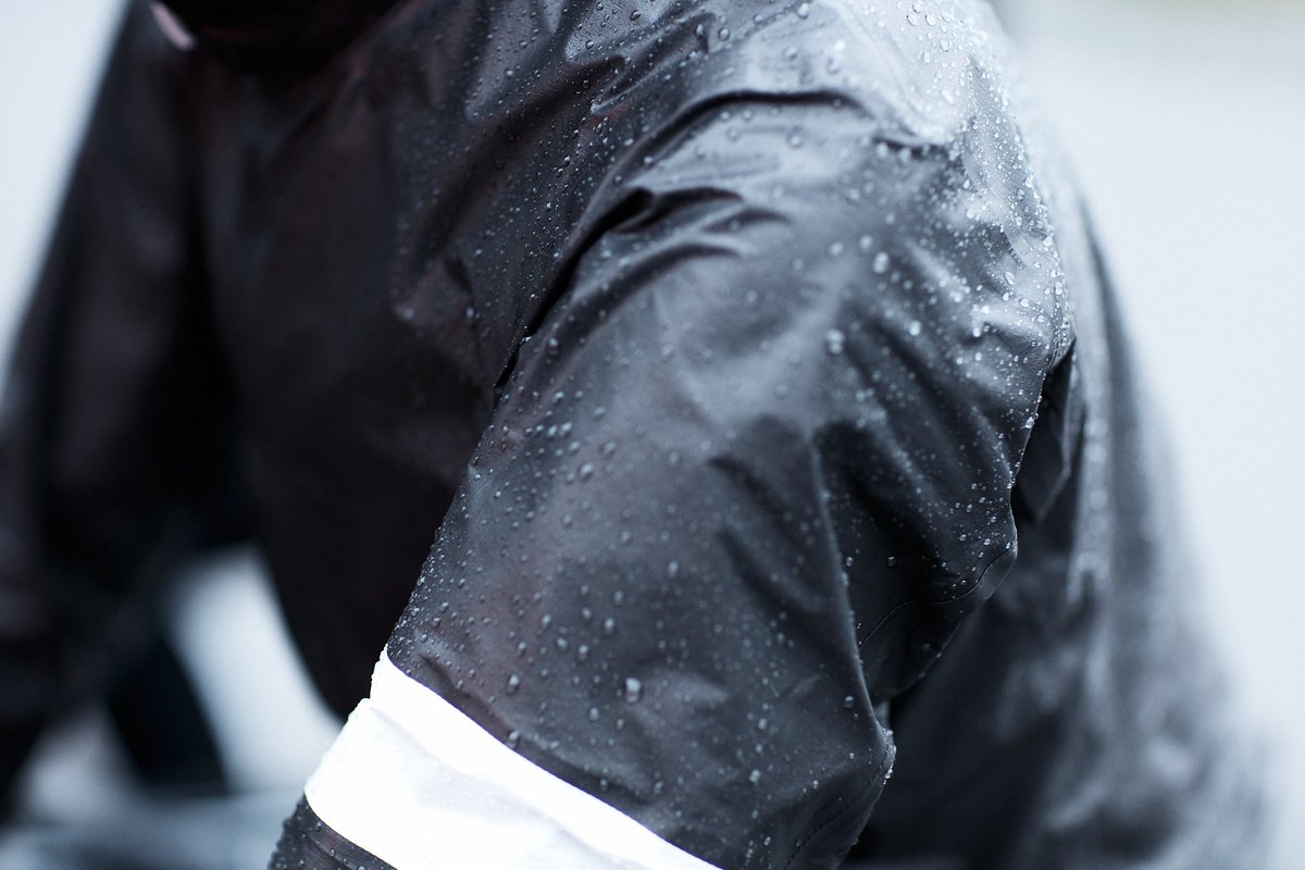 Rapha have incorporated Gore-Tex for the first time with a range of waterproof outerwear. RCC members get first dibs on this:

paperbike.co.uk/blog/2019/10/7…
