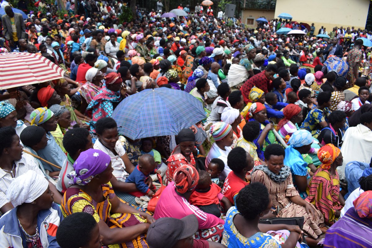 RwandaNorth's tweet photo. Mu rwego rwo gukomeza gufata mu mugongo abaturage @MusanzeDistrict baherurutse kugabwaho igitero n'abagizi ba nabi no kubashimira uko bitwaye, muri aka kanya, Guv @gatjmv ari kumwe n'Inzego z'umutekano, bari mu Murenge wa Nyange, aho barimo kuganira n'abaturage ku mutekano wabo https://t.co/J6WQQcCtcZ