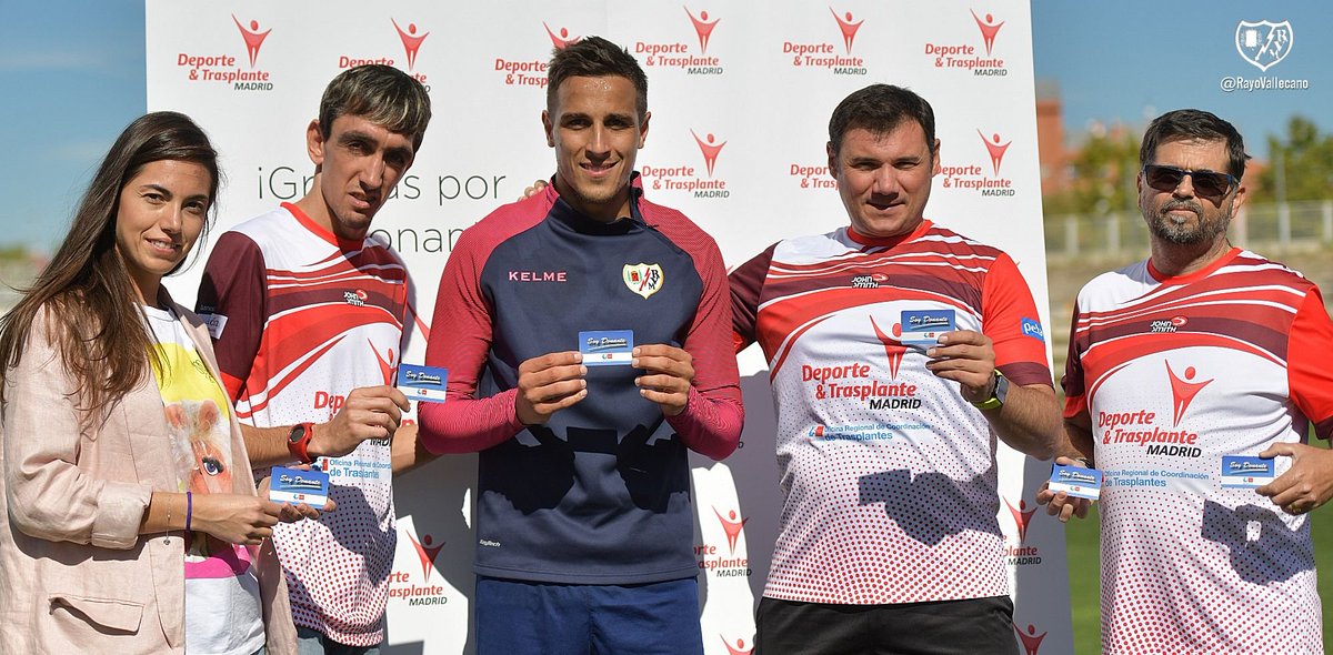 RayoVallecano's tweet photo. 📷⚡️ Hoy recibimos la visita de @dextrasplantema y @asociacionhepa en la sesión de entrenamiento del primer equipo en la Ciudad Deportiva.
Un placer contar con vuestra presencia. https://t.co/KCG5tmWCXc