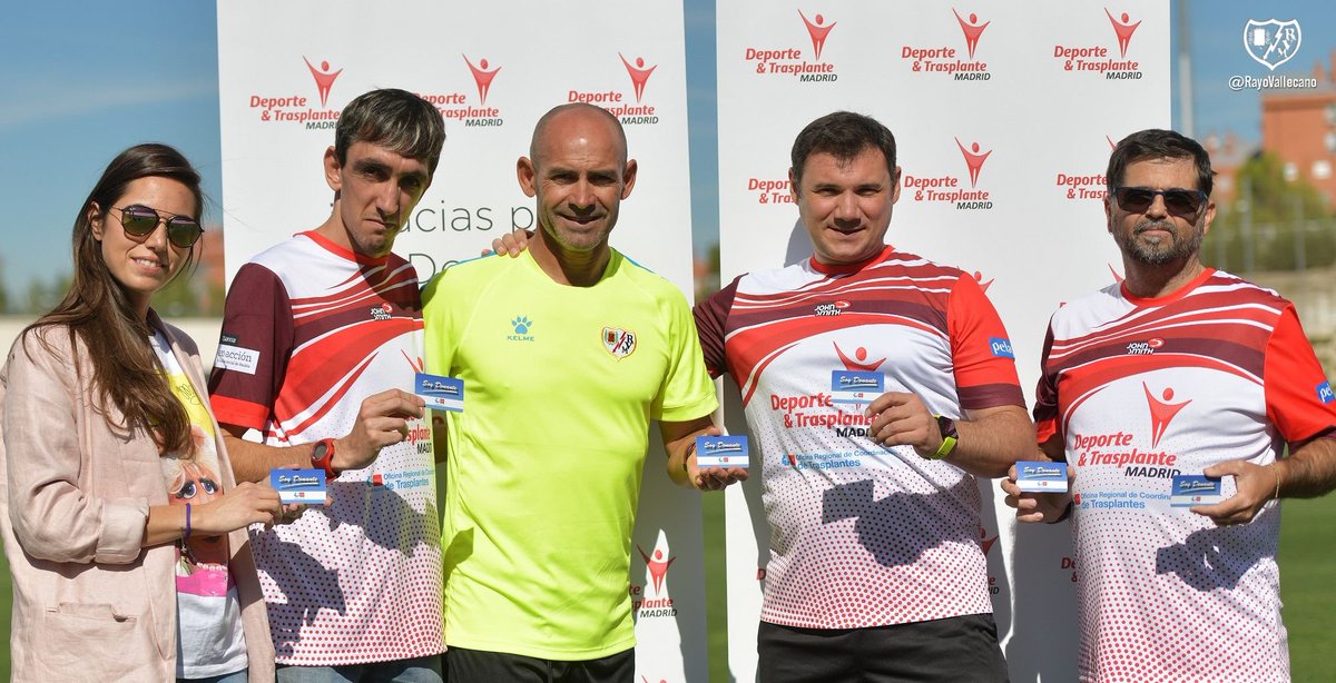 RayoVallecano's tweet photo. 📷⚡️ Hoy recibimos la visita de @dextrasplantema y @asociacionhepa en la sesión de entrenamiento del primer equipo en la Ciudad Deportiva.
Un placer contar con vuestra presencia. https://t.co/KCG5tmWCXc
