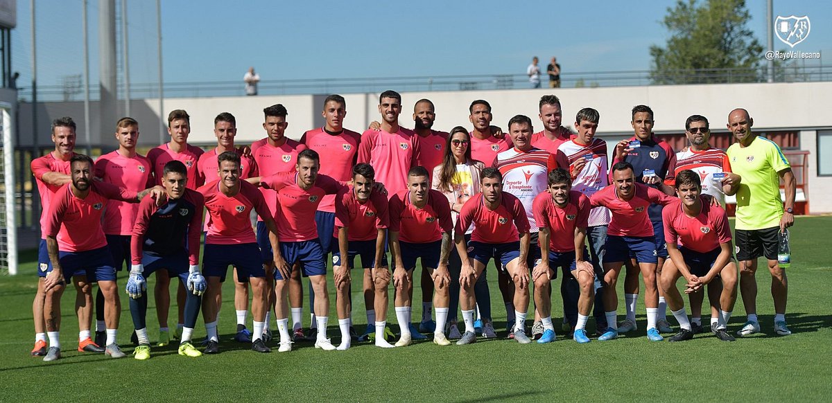 RayoVallecano's tweet photo. 📷⚡️ Hoy recibimos la visita de @dextrasplantema y @asociacionhepa en la sesión de entrenamiento del primer equipo en la Ciudad Deportiva.
Un placer contar con vuestra presencia. https://t.co/KCG5tmWCXc