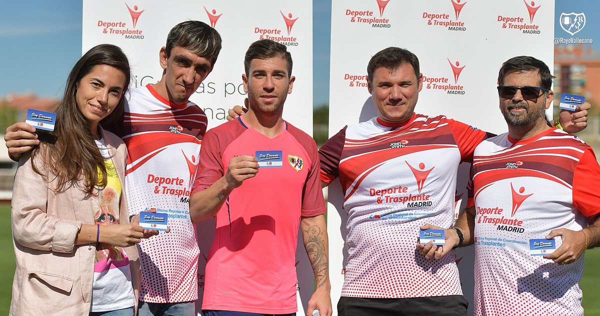 RayoVallecano's tweet photo. 📷⚡️ Hoy recibimos la visita de @dextrasplantema y @asociacionhepa en la sesión de entrenamiento del primer equipo en la Ciudad Deportiva.
Un placer contar con vuestra presencia. https://t.co/KCG5tmWCXc