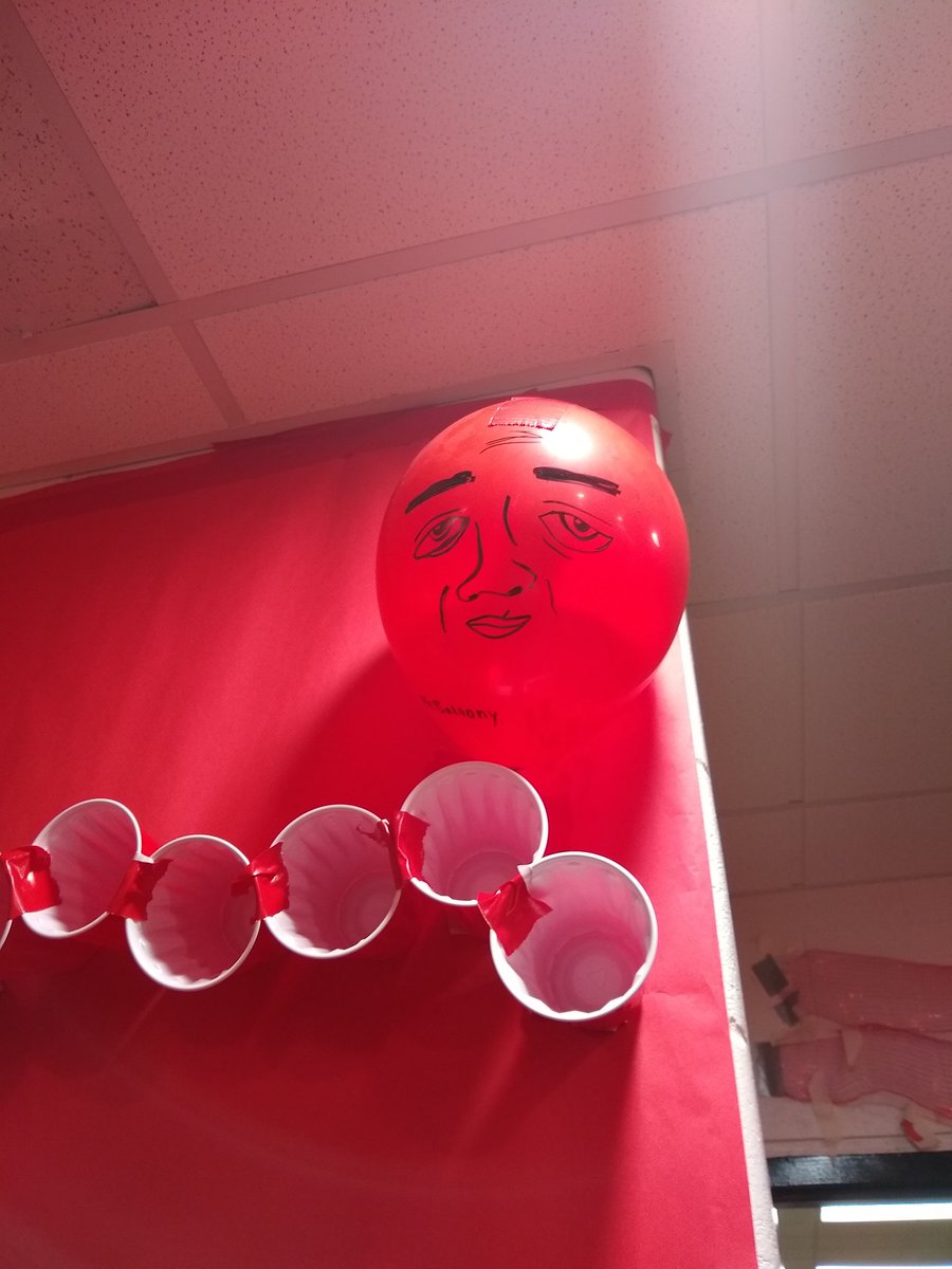 peachmitri's tweet photo. balooney in tha school hallway . what he doin https://t.co/FjeznBnAxx