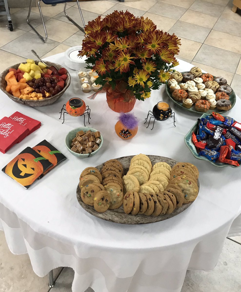 msdeltadoll's tweet image. Treats for my co-workers! Celebrating fall and football! Enjoy! 🍁🍂🎃🧡 #placetOBe #teamDCS @OBMSPride