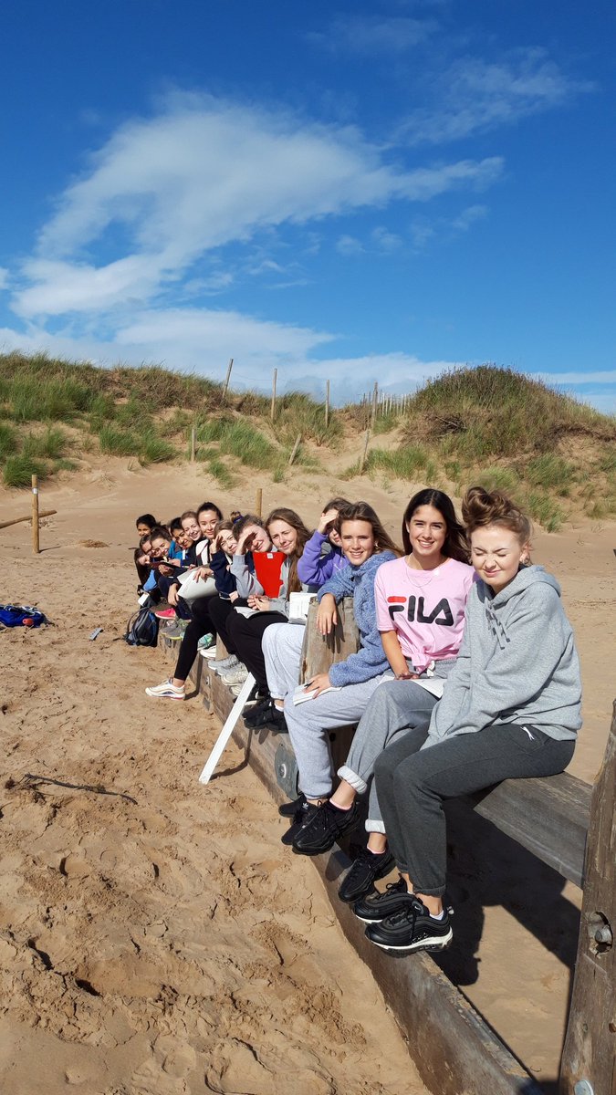 RedMaidsGeo's tweet image. The classic Geography experience... Measuring groynes to check that our old friend longshore drift is happening at Dawlish Warren. @RedmaidsHigh @Outdoor_RED