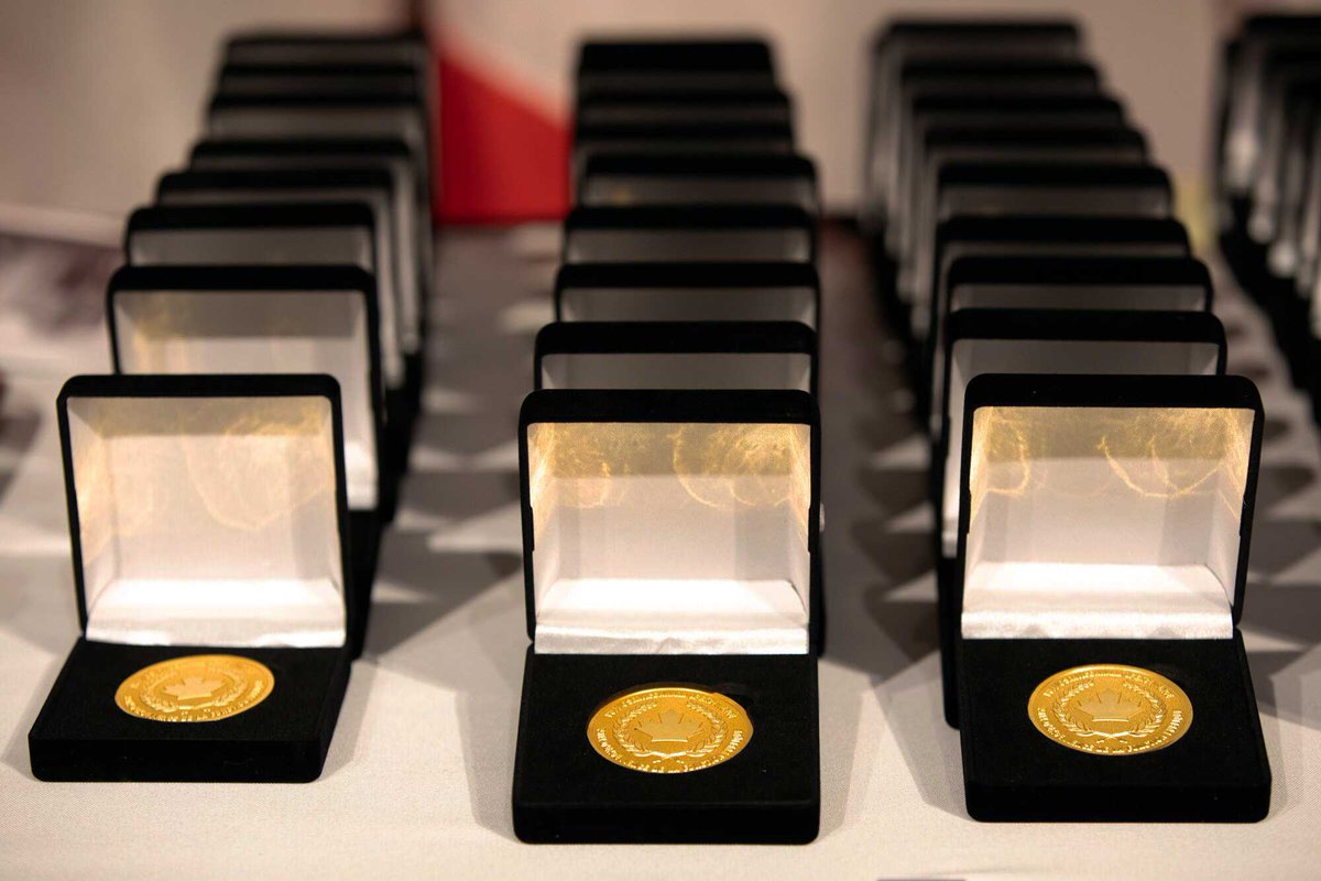 CommrRCMPGRC's tweet photo. Félicitations aux employés de la #GRC lauréats du Prix d'excellence de la fonction publique 2018! Merci de votre dévouement à la GRC, à la fonction publique et aux Canadiens! #PEFP #ServCDNs #GC https://t.co/mRuOAlZGAs https://t.co/fqE8FJbhBa