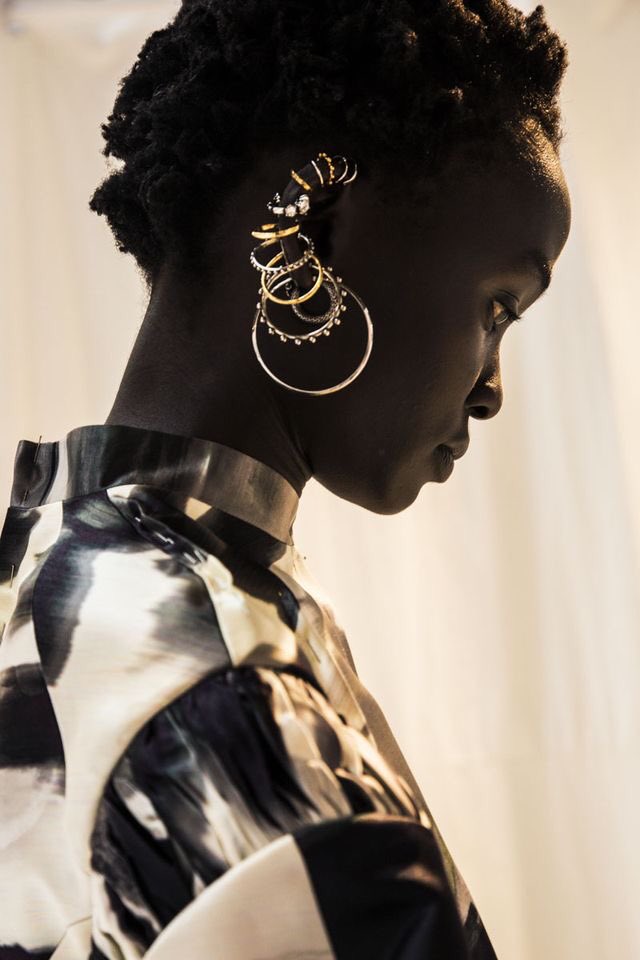 AlmaAlessandra's tweet photo. #multihoops #pattern @McQueen https://t.co/0pDNwvKecq