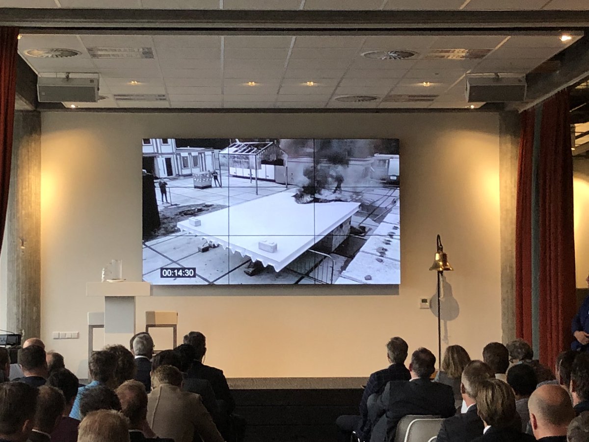 FireSeminar's tweet photo. @RoyWeghorst over brandoverslag bij dakbranden, geeft tijdens het Fire Seminar uitleg bij de video van de recente brandproef met geïsoleerde panelen bij Troned Safety Campus. https://t.co/4tNB4UbBC6