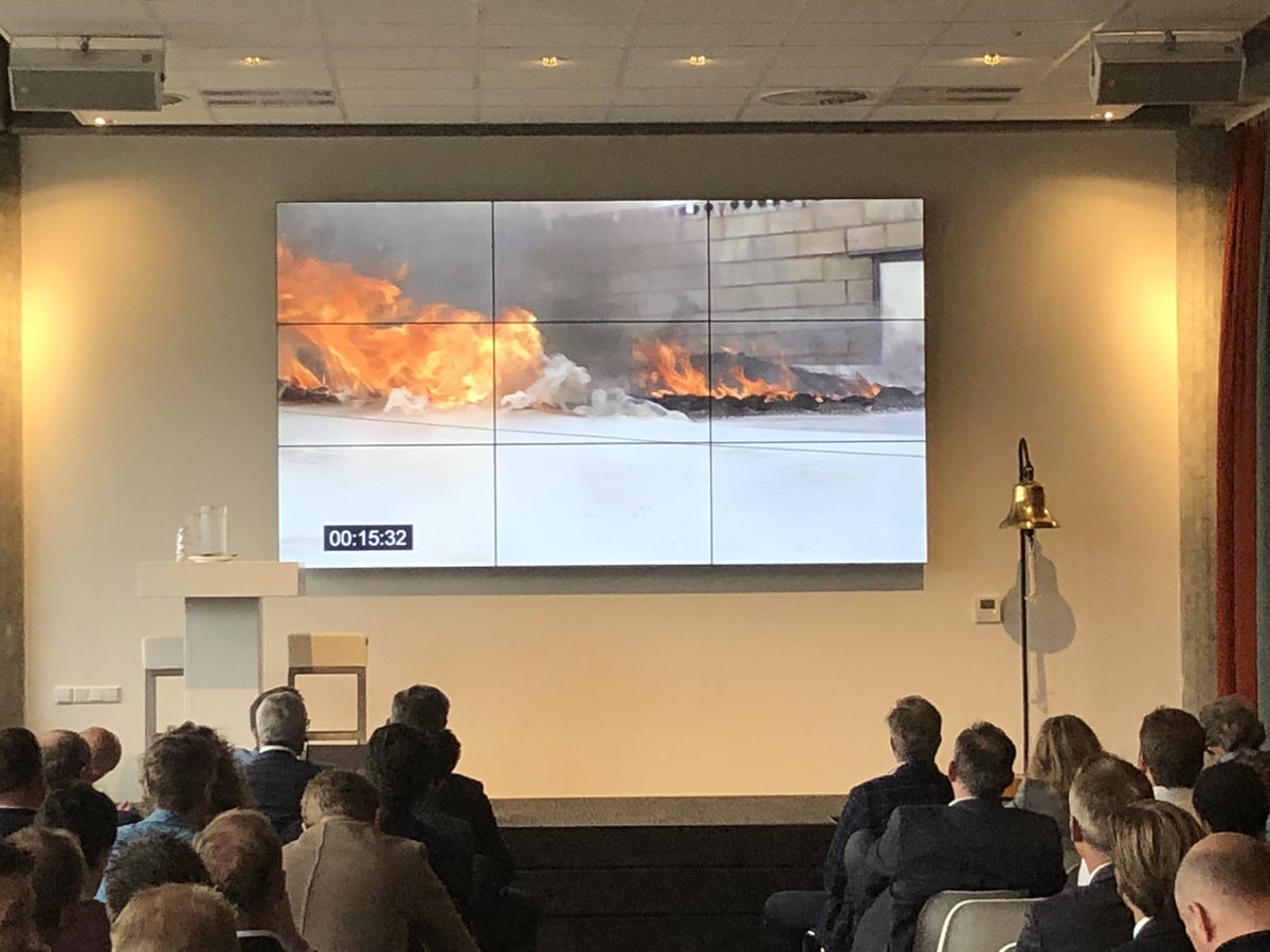 FireSeminar's tweet photo. @RoyWeghorst over brandoverslag bij dakbranden, geeft tijdens het Fire Seminar uitleg bij de video van de recente brandproef met geïsoleerde panelen bij Troned Safety Campus. https://t.co/4tNB4UbBC6