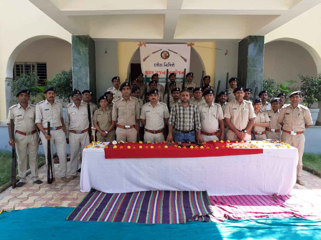 DCFBanaskantha's tweet photo. "आयुध पूजा"
Worshiping our weapons on the auspicious occasion of Vijayadashami
#VijayaDashami2019 
@drrajivguptaias 
@HoffPccf 
@PccfWildlife 
@PccfS
@forest_gujarat 
@forestwala https://t.co/U4T1qQyCIQ
