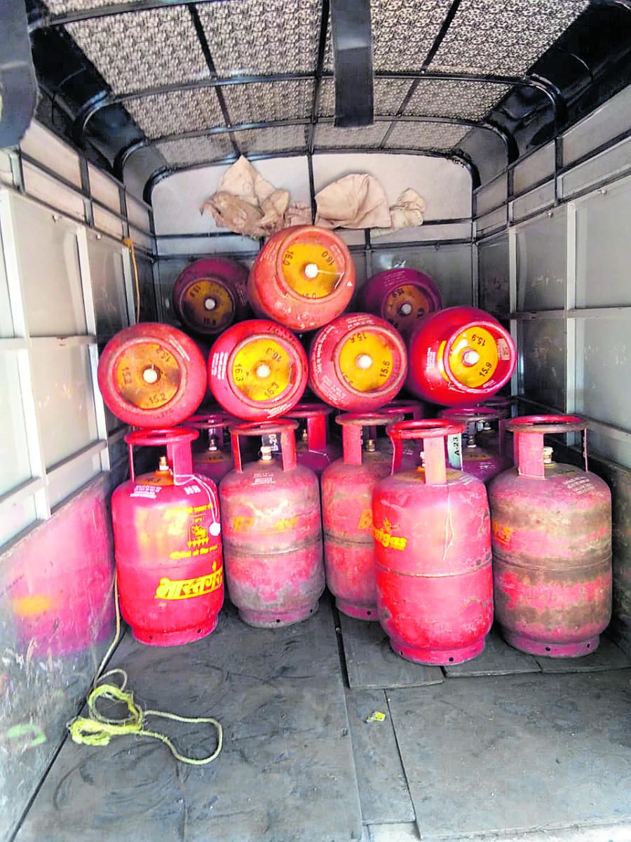 CEEWIndia's tweet photo. "Soon enough, the #LPG penetration in India would be at 100%. The goalpost must now shift towards sustained use of the cleaner fuel, with requisite monitoring," write @sasmitapnaik & @sunilmani02.
Read 'Realising the #Ujjwala dream' 👉 https://t.co/W6kTssnugb
#PMUY #cleanenergy https://t.co/8bx8RaTbbd