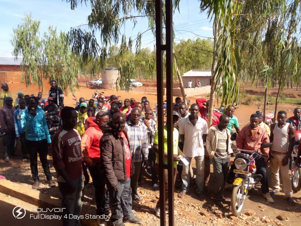 CnddFd's tweet photo. Umunyamabanga w'umugambwe CNDD-FDD muri Komine BUKEMBA yari yaramutse ahura n'abahurikiye muri koperative y'abunguruza abantu n'ibintu muriyo Komine kugira bavugane imigabo n'imigambi y'umugambwe wacu CNDD-FDD https://t.co/0wTfntp09U