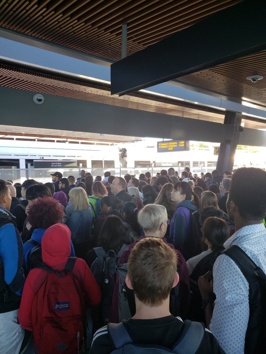 itsreigness's tweet photo. So my train decided to no longer work right now and now everyone had to get off and transfer to the other side to go west.  #octranspo #lrtottawa https://t.co/8fgWa2ljuD