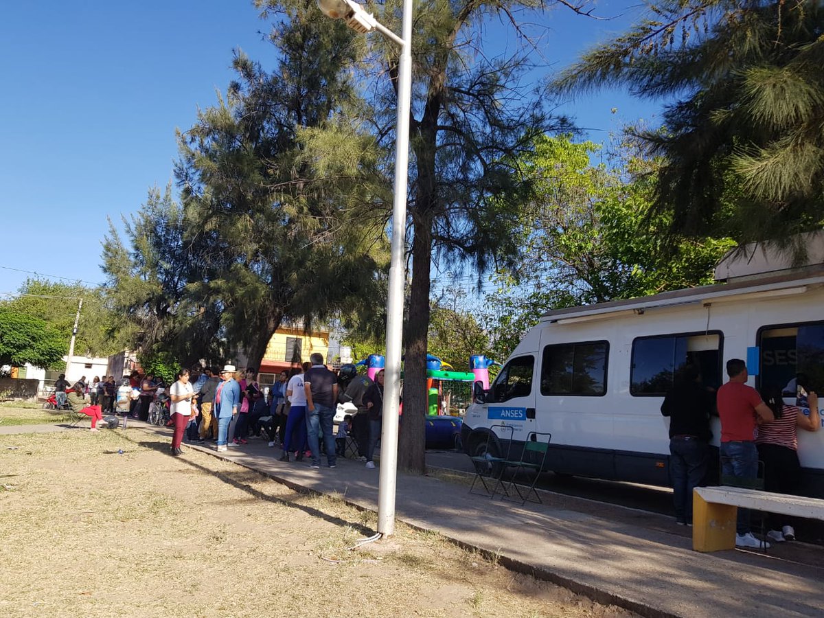 vegaclara's tweet photo. Ya estamos en operativo ANSES Plazoleta Chazarreta. Barrio Vargas @JulioMartinezLR #JMGobernador #JM2019 @Comunicacionucr @rippanazareno @rippapatricia https://t.co/6FQJudOvUW