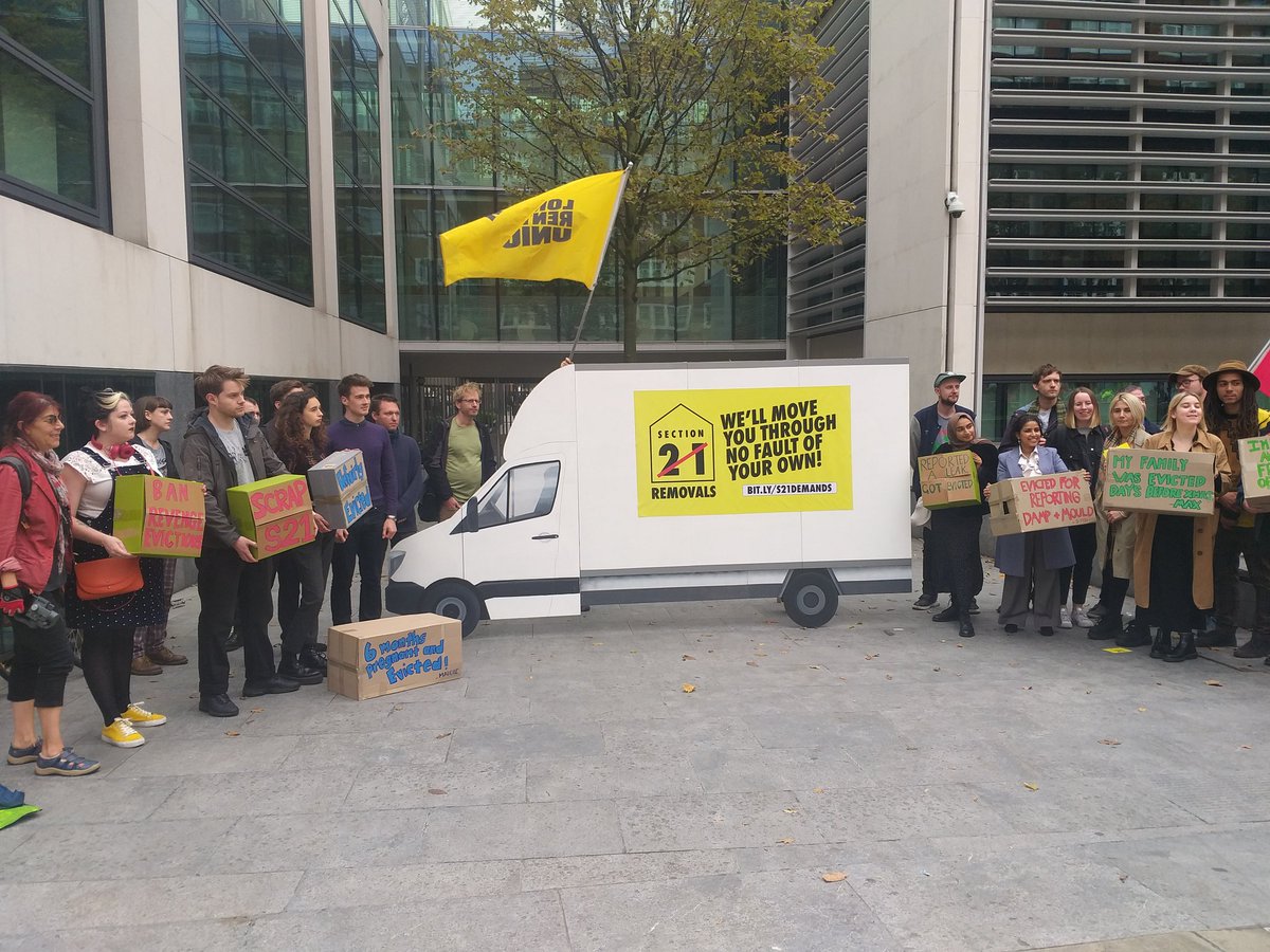 We're here at the Ministry of Housing today to demand the government ends unfair evictions for good. No more moving people out through no fault of their own!🚚
#endsection21 #unfairevictions #renterpower 📣
