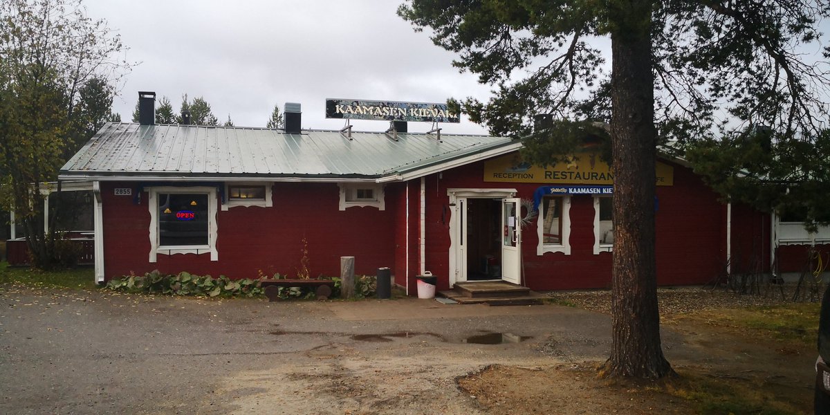 Man kommer nært folk der de bor. Vanlige folk tar bussen og toget. Selv på de minste og mest anonyme stedene har folk gode liv, ting og historier de er stolt av. Ting som gjør at man ikke bare venter et sted, men får oppleve det.Lysflekkene på bakken når man flyr er noens hjem.