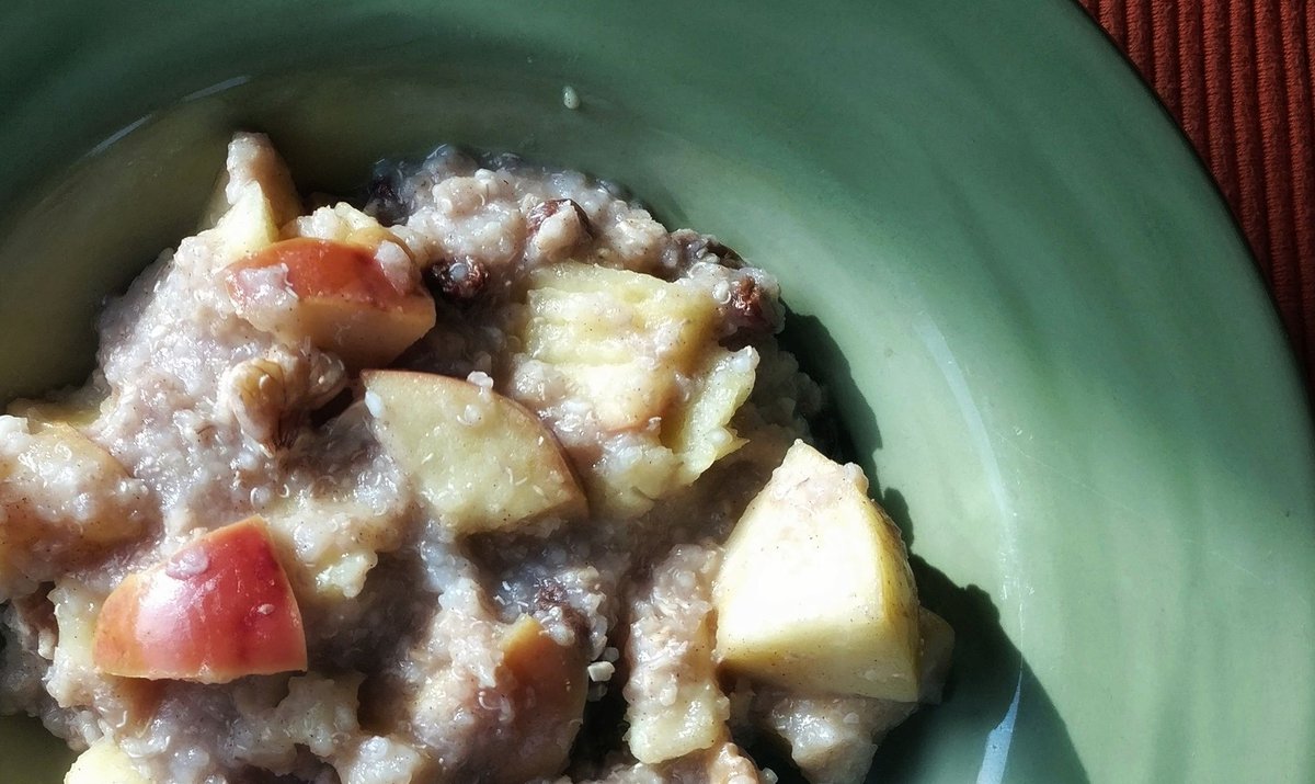 AltPantry's tweet image. "Yum" sounds so much better than "porridge." This easy-to-make version starts with a blend of gluten-free grains and grasses. More info here: buff.ly/2oXATEk | #glutenfree #plantbased #breakfast