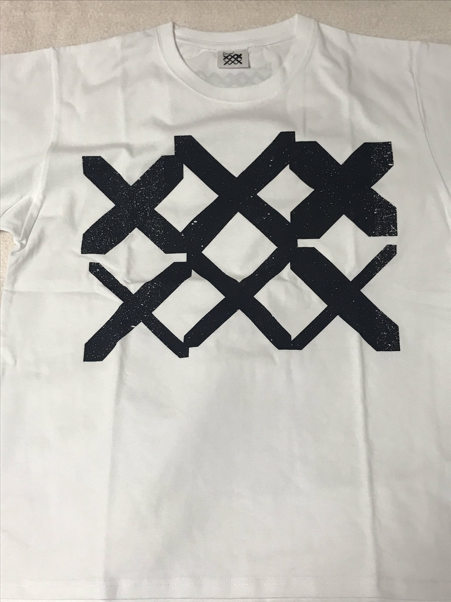 まなてぃす Tシャツはかなりビッグサイズ 袋に入った状態でも大きい 裏のプリントはラメで凸凹 参考にkat Tun Igniteのメンズサイズを重ねてみたけど それよりも大きい 平置き採寸 身丈 70 肩幅 46 5 身幅 56 5 ユニクロのutの メンズxlサイズ