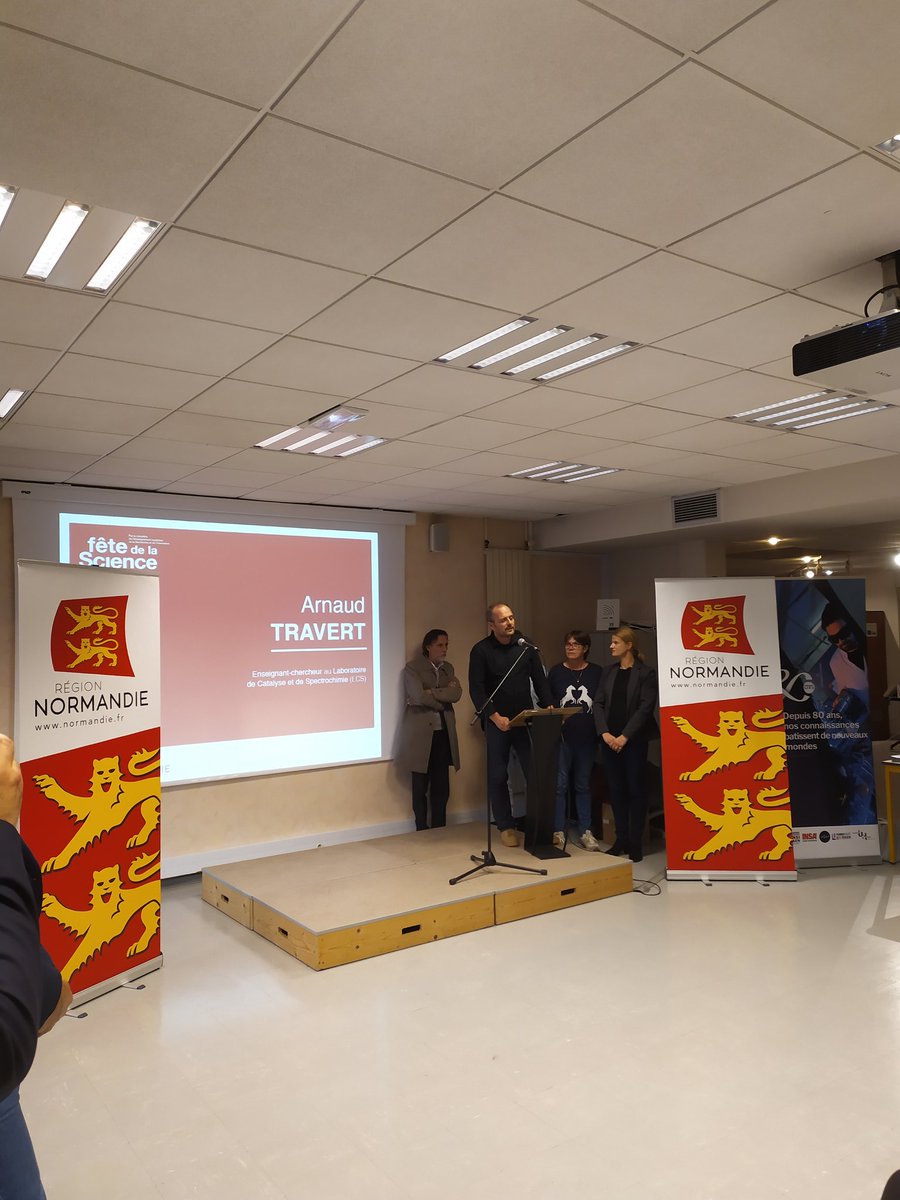 ENSICAEN's tweet photo. #EnDirect | Le @labo_lcs reçoit le prix de la Fondation du Musée Schlumberger 2019 pour son travail #NanoRêve, "Rendre visible l'invisible". Bravo! #FDLS2019  #TêtesChercheuses https://t.co/suRdWlLsNR