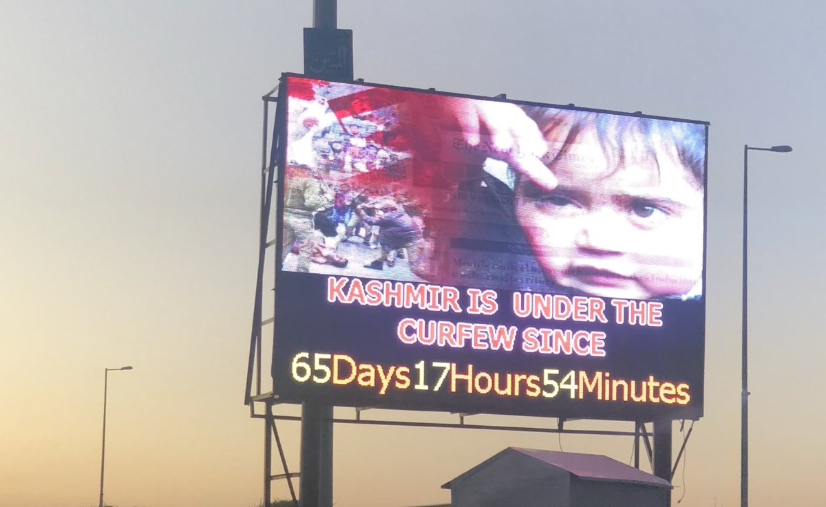 65 days under siege! ⏰
#Kashmir curfew clock at Islamabad airport this evening. #KashmirNeedsAttention #Kashmir65dayscurfew