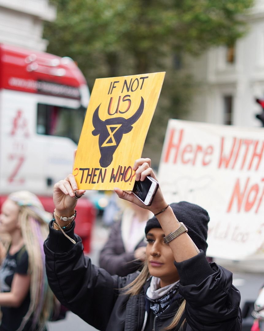 Sentient_Media's tweet image. Activists with @RebelsAnimal &amp;amp; @ExtinctionR continue to peacefully occupying the streets of London.

The purpose is to impel the government to address the destruction caused by industrialized animal farming &amp;amp; fishing, and to urgently act against the #ClimateEmergency. ✊