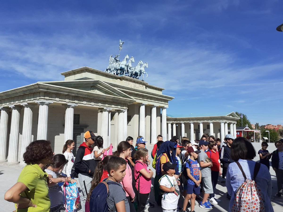 CEIPJoseHerrero's tweet photo. Nuestr@s alumn@s de 5º y 6º en el Parque Europa, disfrutando de las Rutas Científicas, Artísticas y Literarias#rutascal #aprendizaje envivo https://t.co/zdKnIcu9UU
