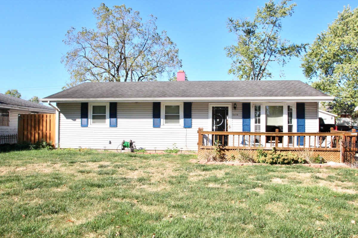 true_realty's tweet photo. 5413 Arrowhead Boulevard Kokomo IN 46902
$79,900 3 bedroom home features large living room w/ beautiful bay window, eat in kitchen, gorgeous fully remodeled bath, 2 car detached garage, large double drive, newer cedar privacy fencing, and shed. 
https://t.co/qtcFWIRH1u https://t.co/DgGLzVPuZw
