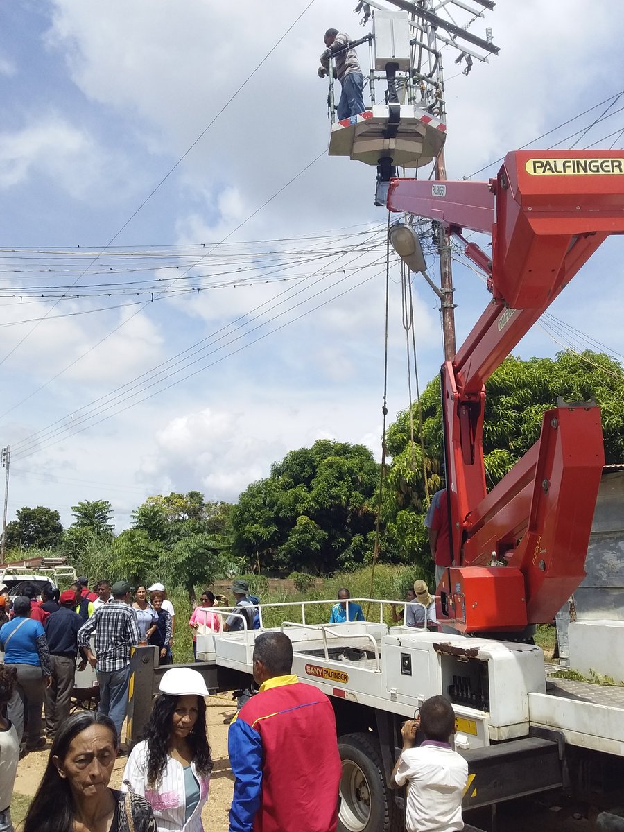 HeresP2017's tweet image. la Gestión de nuestro Gobernador @JustoNogueraP hoy se están instalando 2 transformadores de 50 kva que beneficiarán a más de 125 familia más de 745 personas.#Enfunciondejusticiasocial.Instituciones que prestaron *apoyo:GOBERNACION,CLEB,BNBT,ALCALDIA DE HERES,COORPOELEC* .