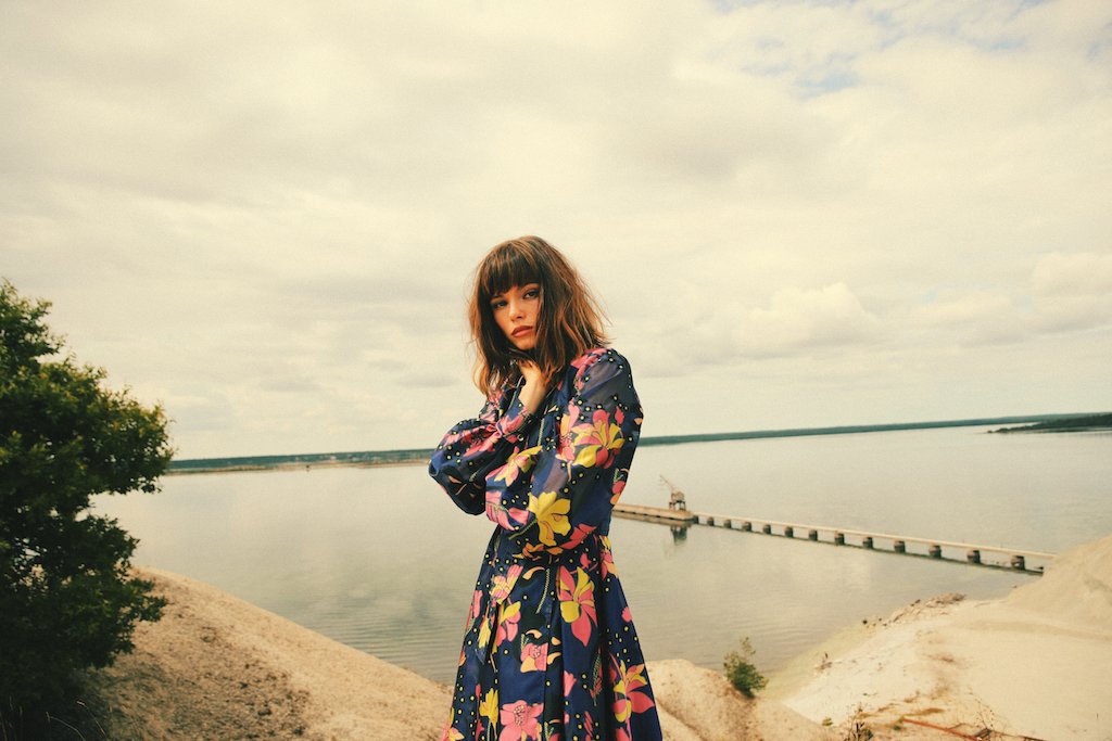 BlackBookMedia_'s tweet photo. Watch: The New Winona Oak Video For 'Let Me Know' is an Exhilarating Homage to Young Love #WinonaOak #Swedenn #LosAngeles @winonaoak @neongoldrecords @AtlanticRecords
https://t.co/otgdGQmEIZ https://t.co/KJzp1Civnk