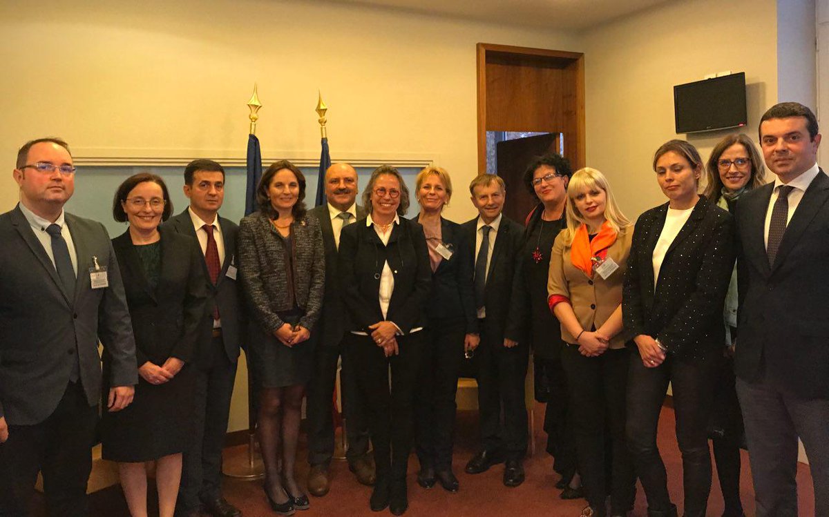 Relations avec les Etats de la région depuis l'accord de Prespa, stratégie française pour les Balkans occidentaux, statut de la candidature à l'adhésion à l'UE
➡️Rencontre ce soir avec des parlementaires de Macédoine du Nord du groupe parlementaire pour la coopération avec la 🇫🇷