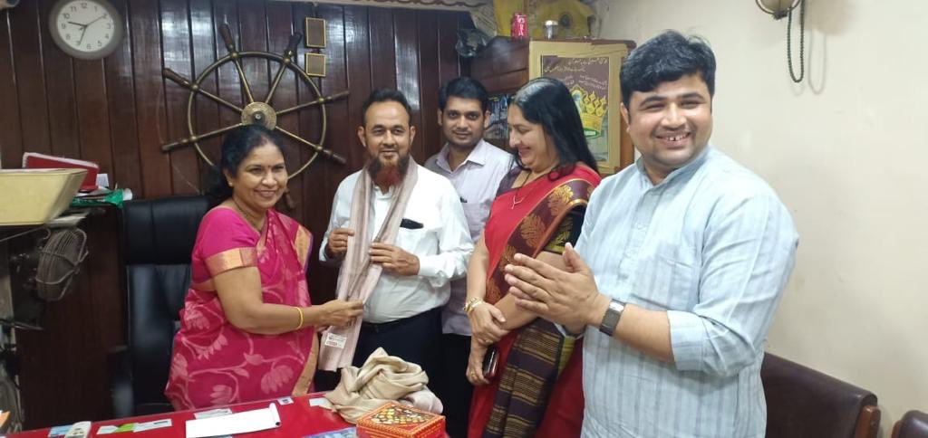 BawaMiya's tweet photo. #Antophill Mein #MumbaiBJP #Mahamantri @ShalakaSalviBJP tai Ke Haathon @BawaMiya SayedShabbirBawa Miya Ka Satkaar Kiya Gaya. Under The Leadership Of @Wasimkhan Mumbai Minority Morcha President &amp; Team. 
#SabKaSathSabKaVikasSabKaVishwas
Bharatiya Janata Party (BJP) https://t.co/P7xLXfxlRL