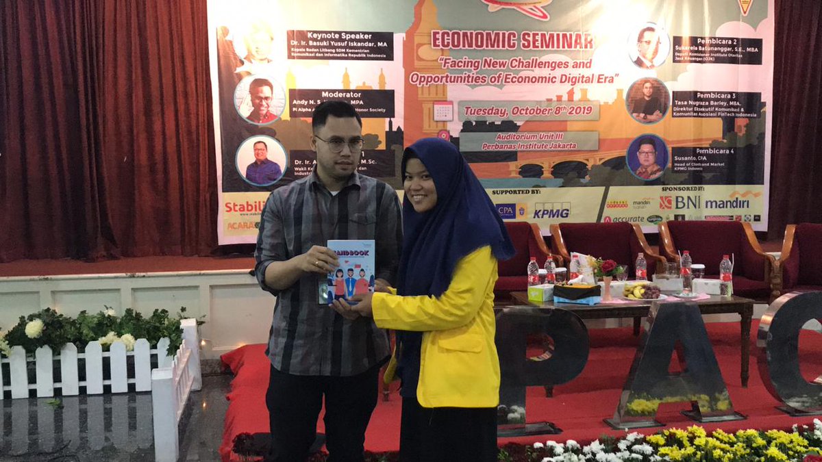 HIMA_PACXXII's tweet photo. [PAC DAY 1]

Economic Seminar PAC XIX pemberi pertanyaan terbaik. https://t.co/p40xwiTR6h