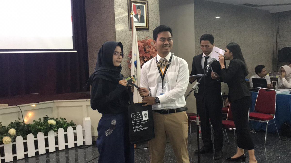 HIMA_PACXXII's tweet photo. [PAC DAY 1]

Economic Seminar PAC XIX pemenang doorprize. https://t.co/nl6aBrjcRx