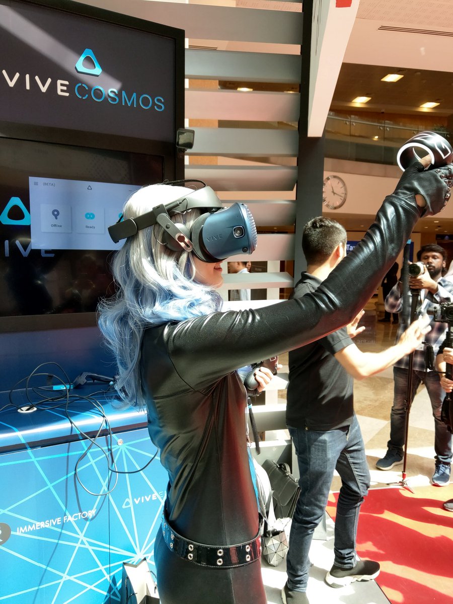Glad to see @sekiguchiaimi trying #HTCVIVECosmos at #GitexTechWeek2019 with #htcmea