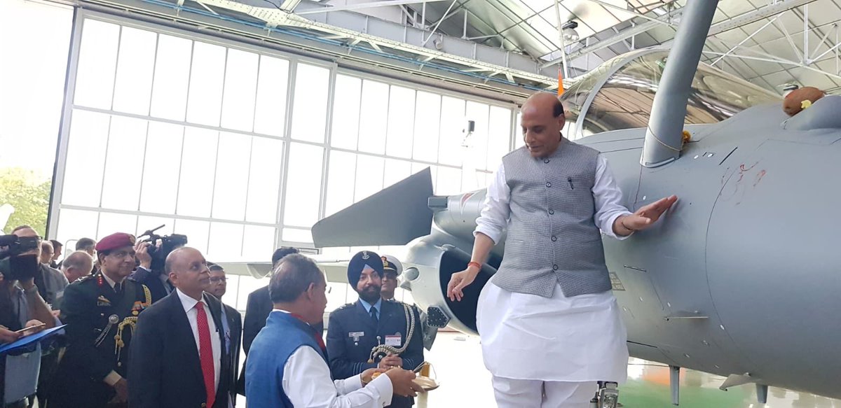 rajnathsingh's tweet photo. विजयादशमी ने अवसर पर आज फ़्रांस में किया राफ़ेल का शस्त्र पूजन।दशमी के अवसर पर शस्त्रों का पूजन भारत की प्राचीन परम्परा रही है। https://t.co/f4TuEKkpwC
