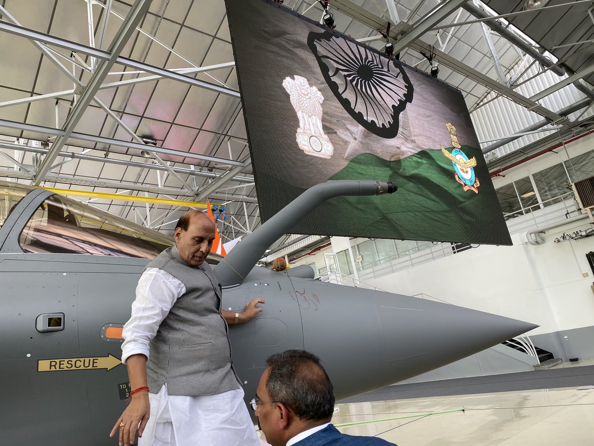 rajnathsingh's tweet photo. विजयादशमी ने अवसर पर आज फ़्रांस में किया राफ़ेल का शस्त्र पूजन।दशमी के अवसर पर शस्त्रों का पूजन भारत की प्राचीन परम्परा रही है। https://t.co/f4TuEKkpwC