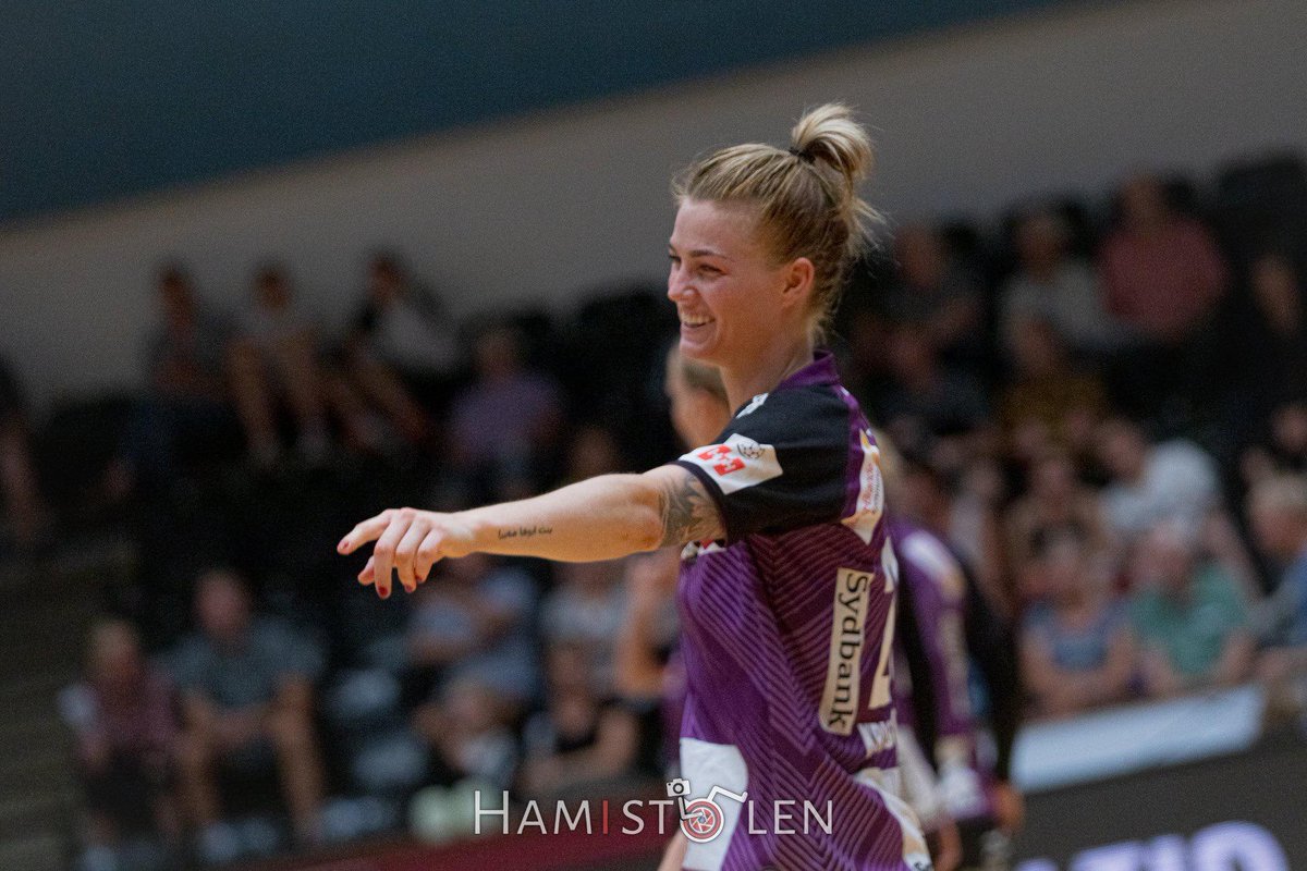 Ny seier i HTH Ligaen for <a href="/JeanettKristian/">Jeanett Kristiansen</a> og Herning-Ikast i går.  

Nykøbing ble slått 26-19 etter ledelse 14-8 ved pause.

Norske spillere stod for 22 av 26 mål for HIH:
Stine Skogrand 7, Jeanett Kristiansen 6, Tonje Løseth 5, Helene Fauske 3, Vilde Ingeborg Johansen 1.