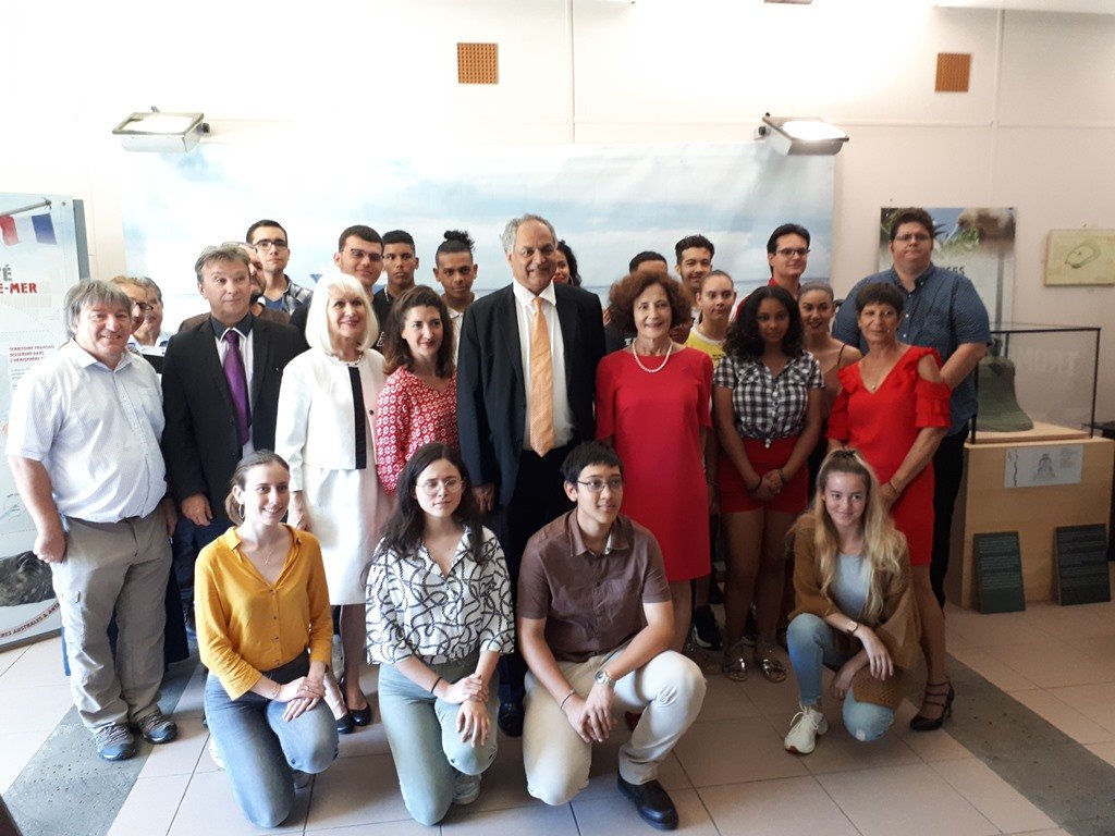 TAAFofficiel's tweet photo. Evelyne Decorps, Préfète administratrice supérieure, accueille le Recteur d'@academiereunion Vêlayoudom Marimoutou, pour le renouvellement de la convention faisant des #TAAF un partenaire qui compte dans l'action éducative auprès des jeunes élèves réunionnais. #lesoutremer https://t.co/b8kvHWSqnU