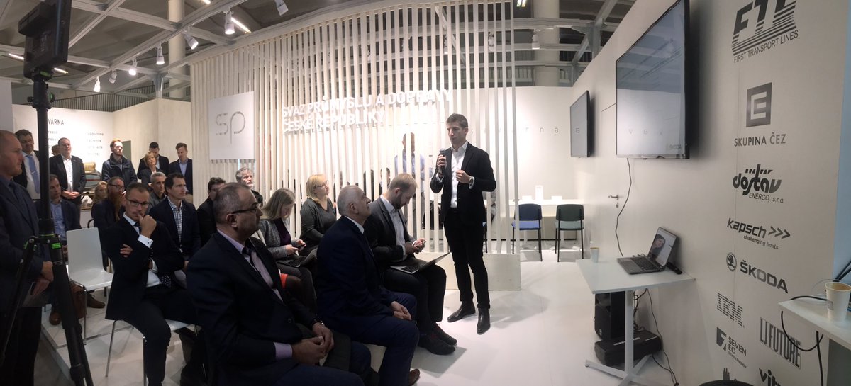 SvazPrumyslu's tweet photo. Automotive se hlásí k pařížským cílům pro emise CO2. V roce 2025 bude chybět 3 tis. dobíjecích stanic pro elektromobily, ve 2030 až 20 tis. Proto je klíčová i role státu, stejně jako u vytvoření motivačního ekosystému pro zákazníky. @KaderaMichal na stánku @SvazPrumyslu na #MSV https://t.co/wLuqKTaInm