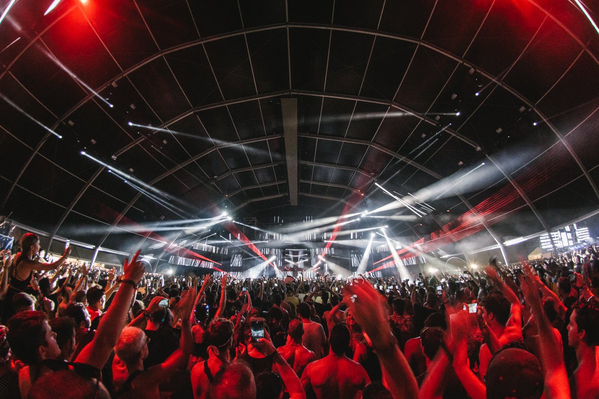 ClayPakyNews's tweet photo. Claypaky at @DreambeachFest 2019
86 x A.leda B-EYE K10
64 x Stormy
48 x Sharpy
LD: @EduValverde1
Lighting supplied by @Fluge_AV
Photo© Pixelmap Studios
Read more: https://t.co/OTJuzs7SaO
#claypaky #beye #stormy #sharpy #dreambeach #festival #pixelmapstudios #fluge @StonexSL https://t.co/G8g7i1ISmR
