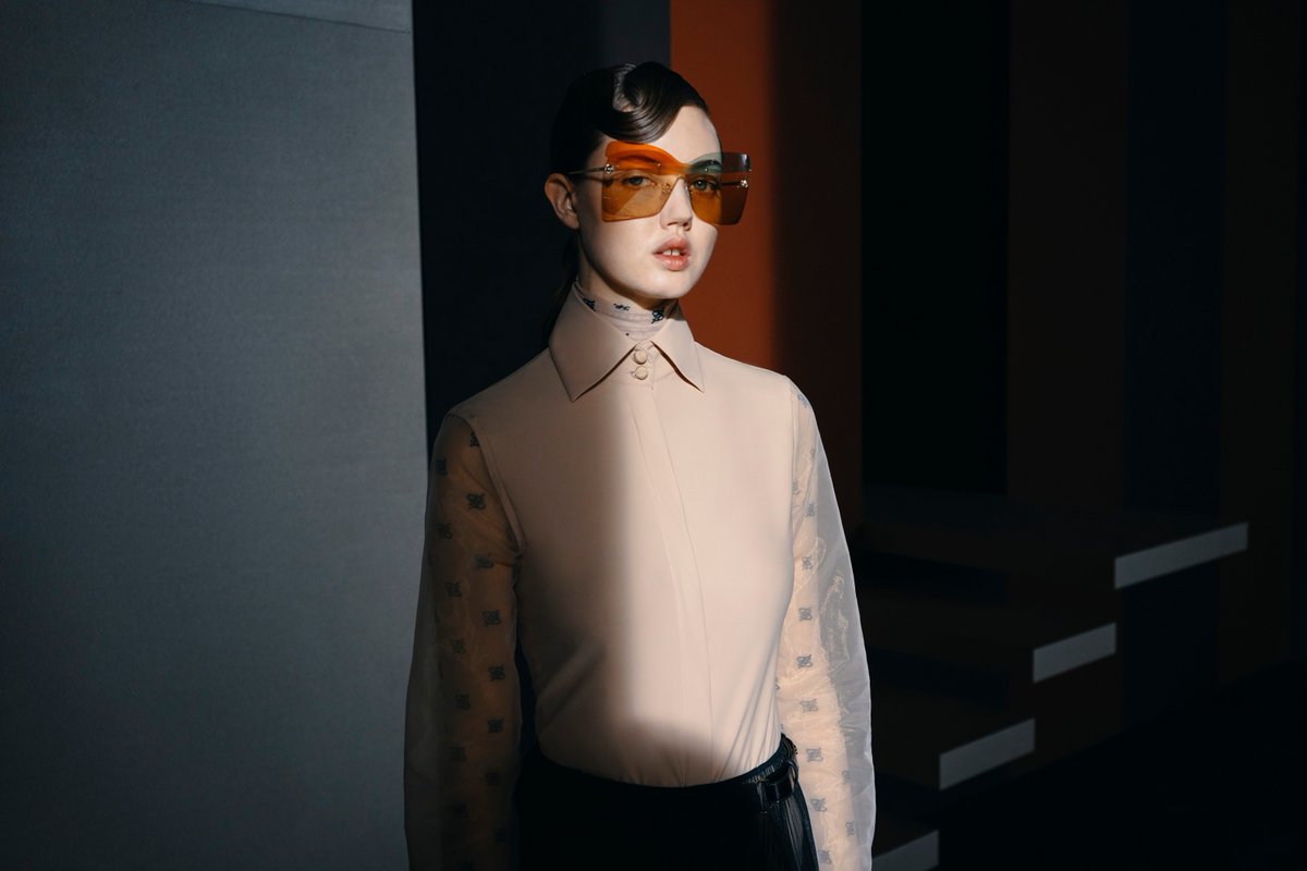 Fendi's tweet photo. Embrace the rainbow in the new Karligraphy sunglasses and more mesmerizing designs from the #FendiEyewear edit. #FendiFW19
Models: Adesuwa, Dilone, Sara Grace Wallerstedt, Bomi Youn, Lindsey Wixson-Young, Felice Nova Noordhoff, Chun Jin, HyunJi Shin
Styling: @chaossocialclub https://t.co/dJpxcdr2B6