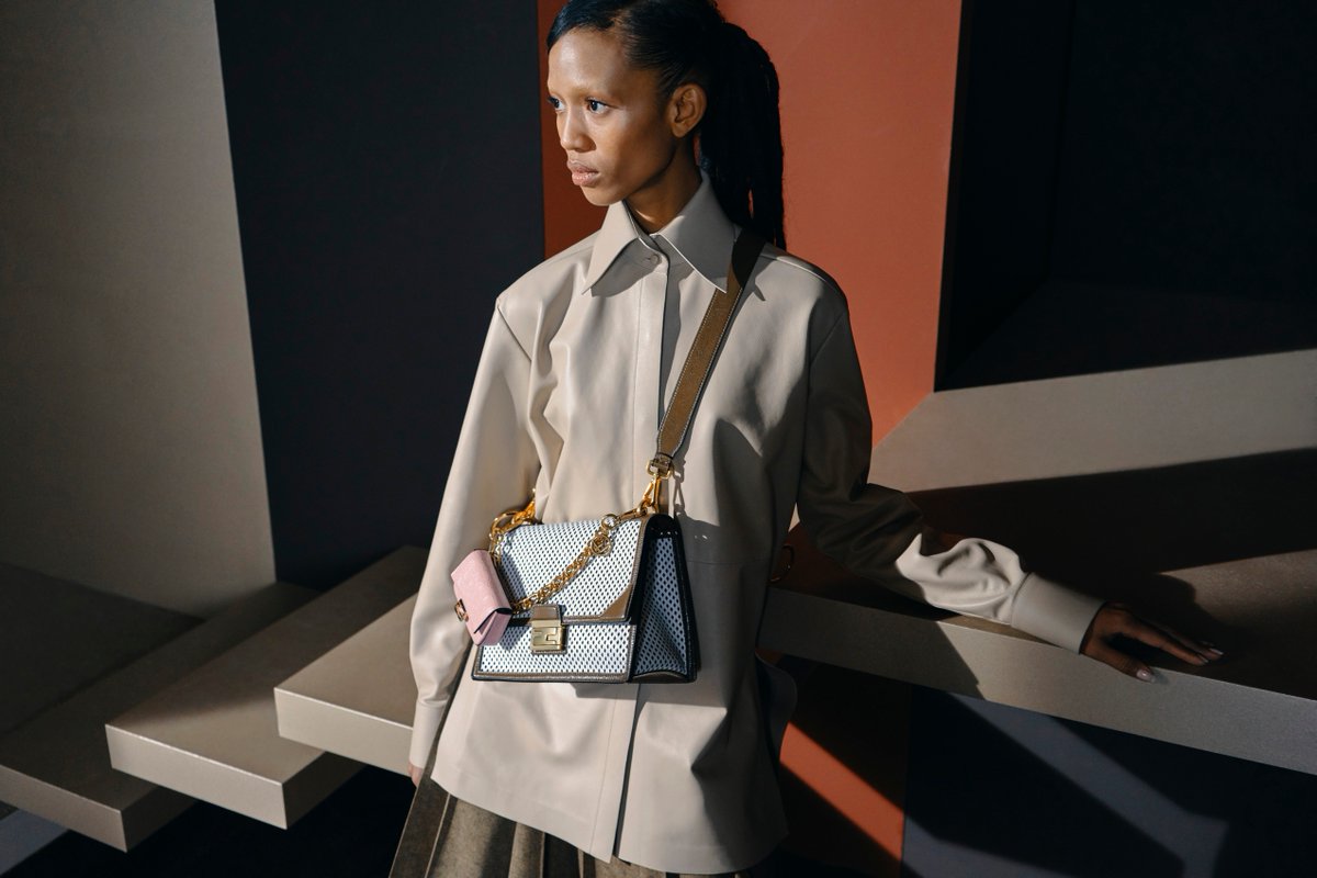 Fendi's tweet photo. Sophisticated and luxuriously made designs destined to elevate every styles. #FendiFW19 #FendiBaguette
Models: Adesuwa, Dilone, Sara Grace Wallerstedt, Bomi Youn, Lindsey Wixson-Young, Felice Nova Noordhoff, Chun Jin, HyunJi Shin
Styling: @chaossocialclub https://t.co/oHl7DPU7vD