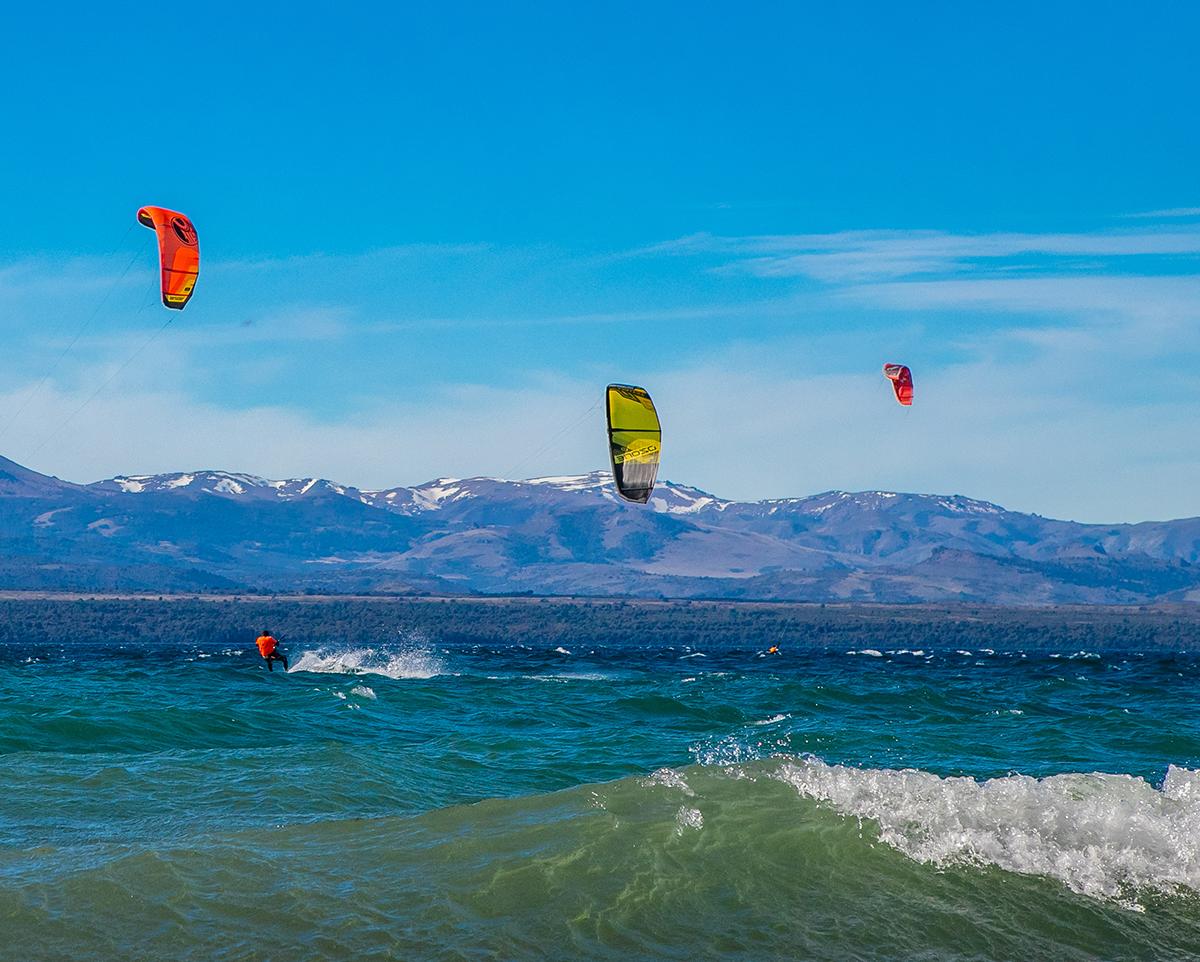 Bariloche_ar's tweet photo. Hoy el día se nos pasó volando 😆. 
¿Ya probaste #Kitesurf?
#Bariloche #PrimaveraConTodo
https://t.co/UI7dF1LPrA https://t.co/Dl4hEfsv1b