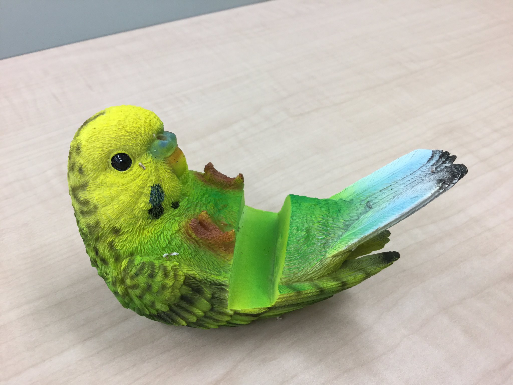 インコ生活 実は昨日が誕生日だったのですが 鳥好きをアピールしていた結果 ノーマルのセキセイインコ型スマホスタンドのプレゼントをいただきました セキセイインコがニギコロの体勢で スマホを大事そうに抱えてくれます 大切に使いたいと思います
