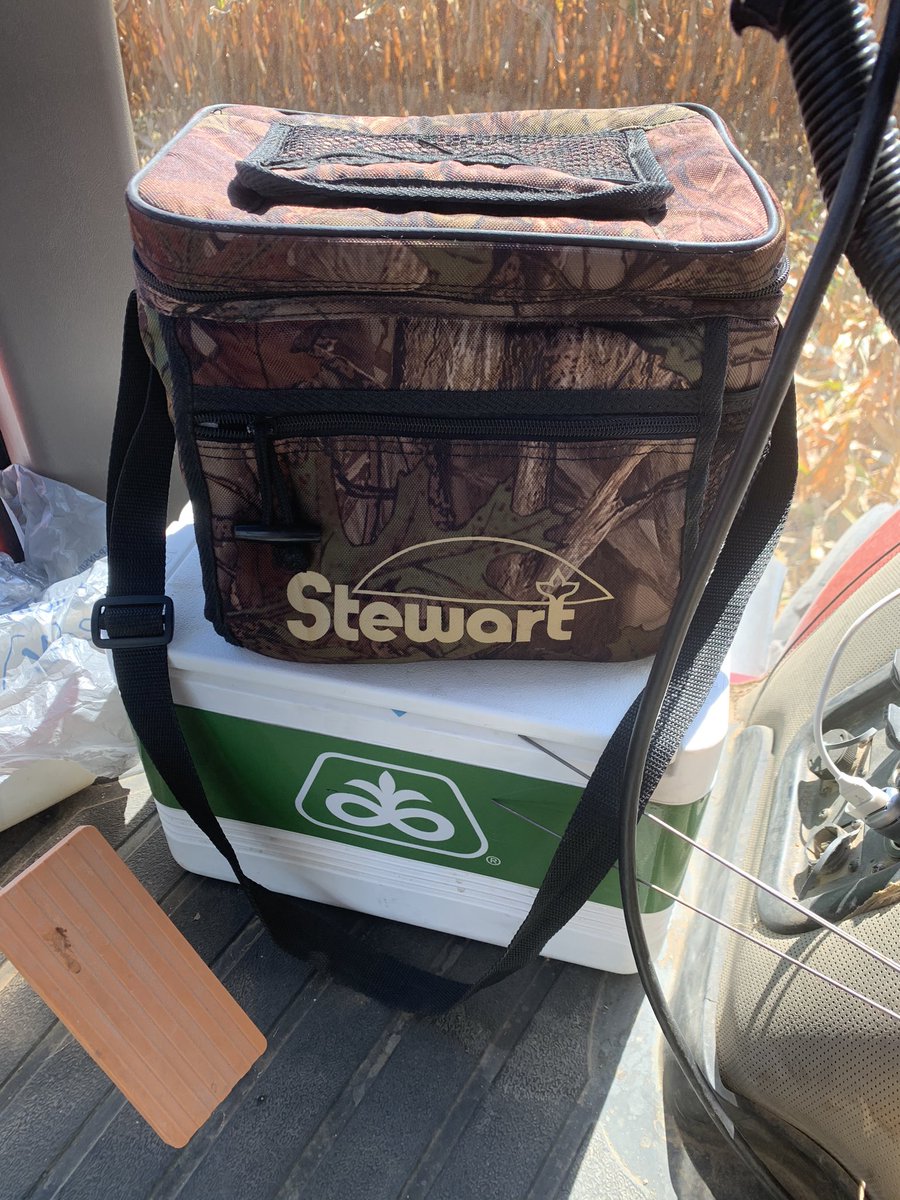 hawcliffarms's tweet photo. Packing drinks &amp; food for 4 people in the field freebie coolers are a much better marketing idea than hats! Thanks folks! #competition #harvest19 https://t.co/TcNz9ZRm88