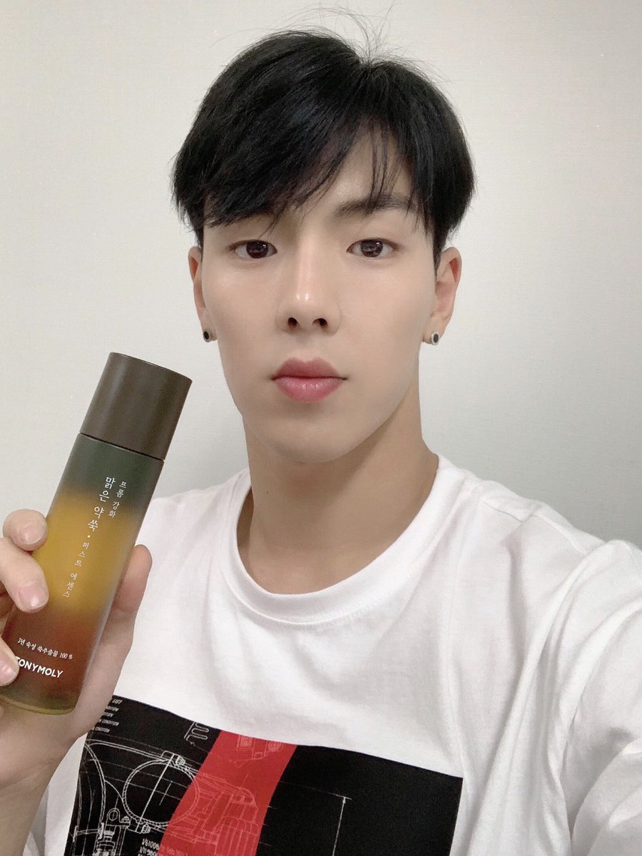 MonstaXTurkey's tweet photo. @OfficialMonstaX [TR/08.10.2019] Monsta X Twitter Güncellemesi

@OfficialMonstaX: "#MONSTA_X X #TONYMOLY
#GüçlendirilmişSafPelinOtundan #FirstEssence 🥰

#MONSTAX #TONYMOLY
#Shownu #Minhyuk #Hyungwon" https://t.co/5h5t17JTyC