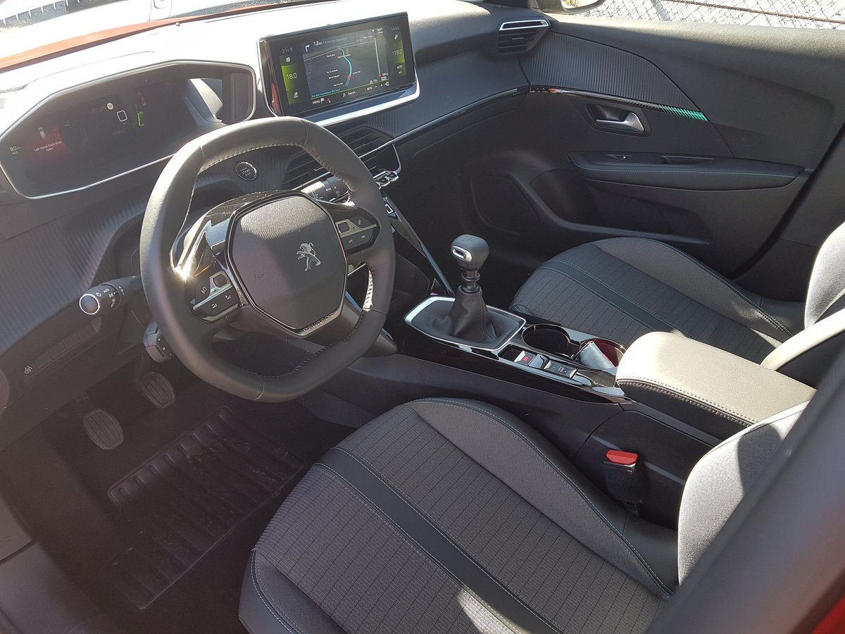 MttRbnsn's tweet image. So, we're driving the snazzy @PeugeotUKPR 208 today. First up, a 100hp #BlueHDi diesel manual in Allure spec.