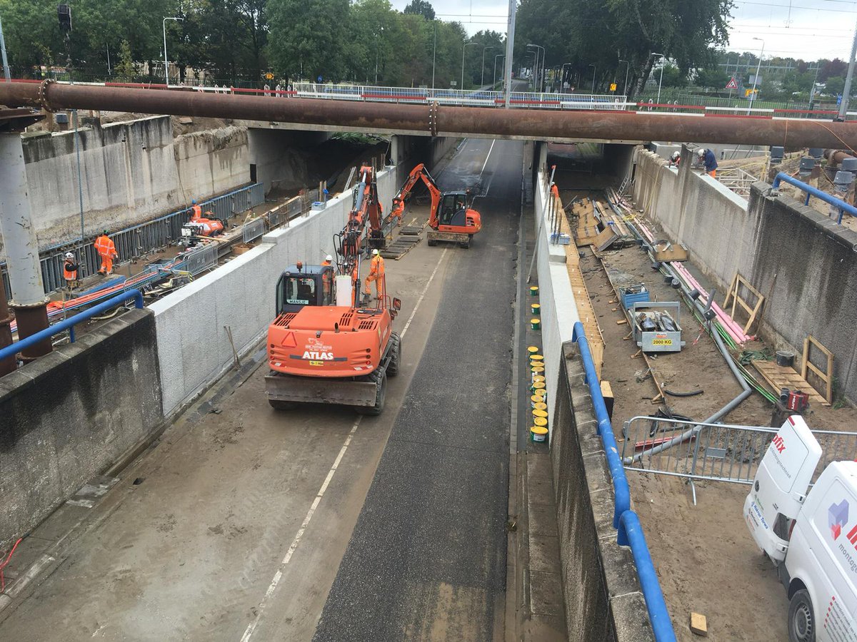 Goed nieuws: de Marsweg gaat bijna weer open voor autoverkeer! Op dit moment zijn we bezig met een laatste inspectie. Vanaf vanavond kun je dus weer via de Marsweg onder het spoor door.