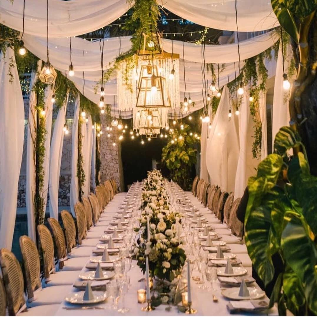 everyeventguide's tweet photo. Gorgeous Decor
Hanging greenery and Edison bulbs in an enclosed space can make for such an intimate setting?💡 @balieventstyling @theposhwedding @imajgallery @balieventhire @balidecorrental @semaja.id #weddingdecor #decor #wedding https://t.co/k3M0yPpXU1