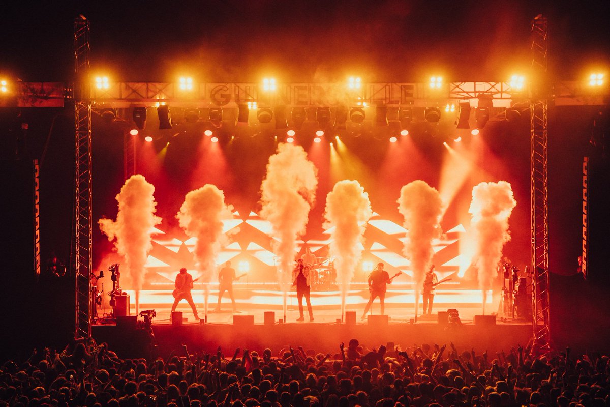 It's been a whole month since <a href="/youmeatsix/">You Me At Six</a> at #GunnersvilleLDN - take us back 😭🎶🎸